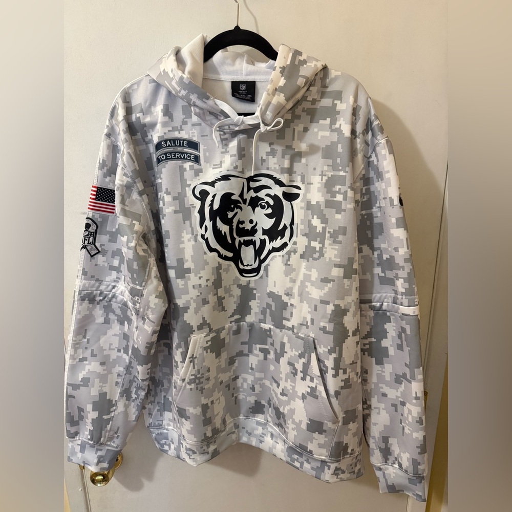 Chicago Bears salute to service arctic gray sweatshirt.